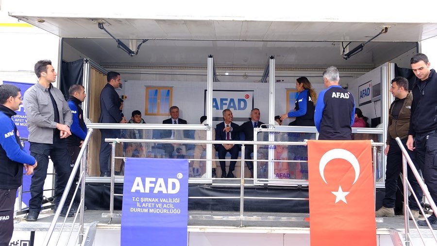 Valimiz Sayın Osman Bilgin, Cumhuriyet Meydanında AFAD Deprem Simülasyon Tırını Ziyaret Etti