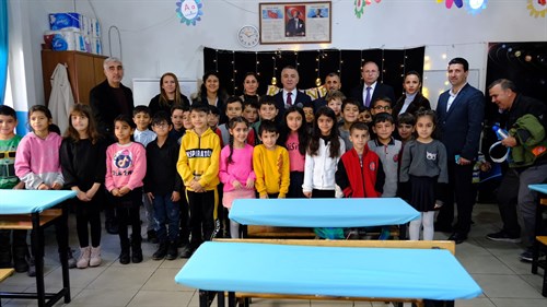 Valimiz Sayın Osman Bilgin, Orgeneral Edip Başer İlkokulunda Yarıyıl Karne Dağıtım Törenine katılarak öğrencilerimize karnelerini verdi