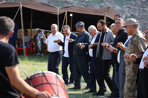 Valimiz Sayın Cevdet Atay, Beytüşşebap ilçesi Laleş Yaylası’nda gerçekleştirilen Geleneksel Kuzu Kırkma Festivaline katıldı